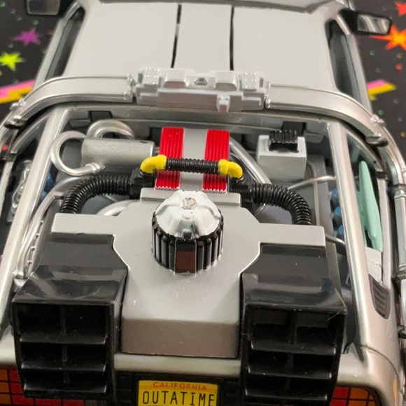 Pre-owned Welly Back to the Future II Delorean Time Machine **slightly damaged** - Picture 13 of 13